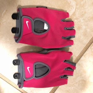 Never worn Medium Nike lifting gloves